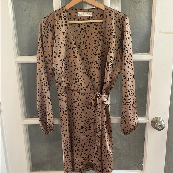 Abercrombie & Fitch Tan Polka Dot Wrap Dress - Picture 1 of 3